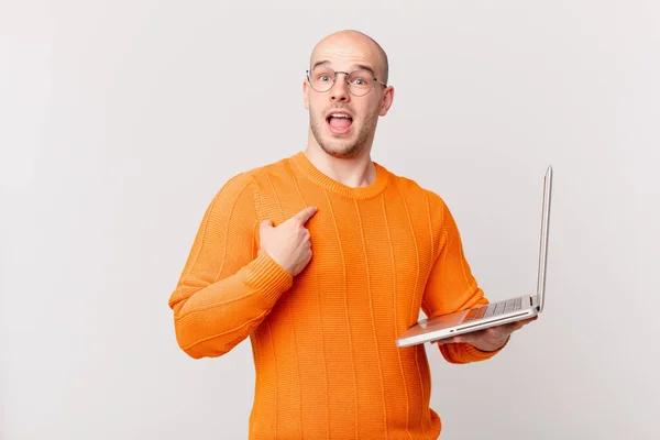 Homem Careca Com Computador Sentindo Feliz Surpreso Orgulhoso Apontando Para — Fotografia de Stock