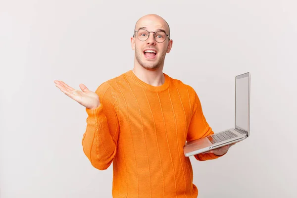 Bilgisayarı Olan Kel Bir Adam Mutlu Heyecanlı Şaşırmış Şok Olmuş — Stok fotoğraf