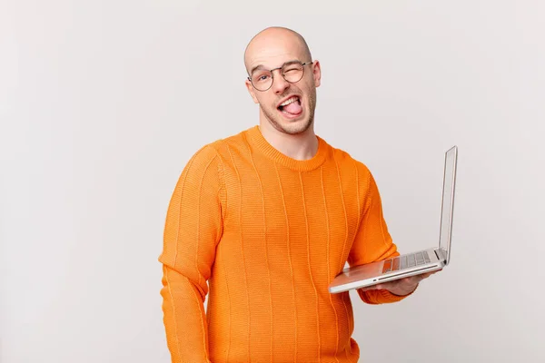 Łysy Człowiek Komputerem Wesołą Beztroską Buntowniczą Postawą Żartując Wystającym Językiem — Zdjęcie stockowe
