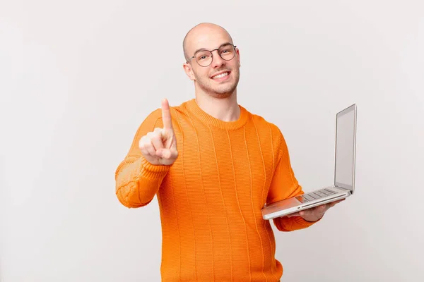 Homem Careca Com Computador Sorrindo Orgulhosamente Confiantemente Fazendo Pose Número — Fotografia de Stock