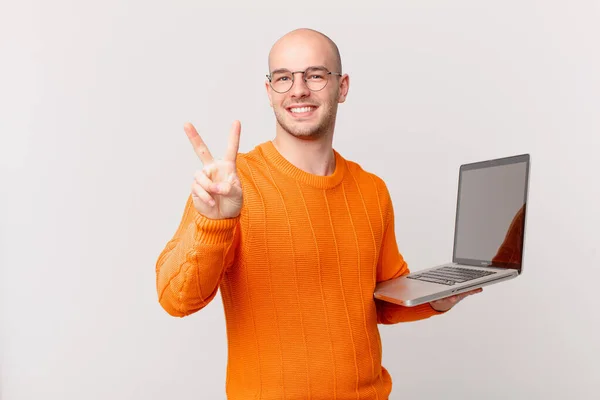 Hombre Calvo Con Computadora Sonriendo Mirando Amigable Mostrando Número Dos —  Fotos de Stock