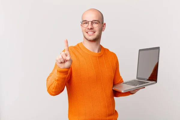 Hombre Calvo Con Computadora Sonriendo Buscando Amigable Mostrando Número Uno —  Fotos de Stock
