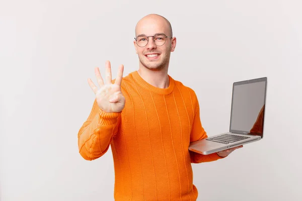 Hombre Calvo Con Computadora Sonriendo Buscando Amigable Mostrando Número Cuatro —  Fotos de Stock