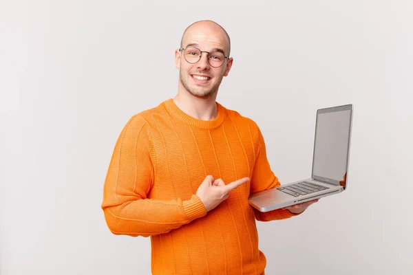 Hombre Calvo Con Computadora Sonriendo Alegremente Sintiéndose Feliz Señalando Hacia —  Fotos de Stock