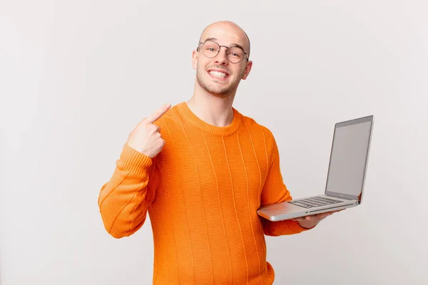 Homem Careca Com Computador Sorrindo Confiantemente Apontando Para Próprio Sorriso — Fotografia de Stock