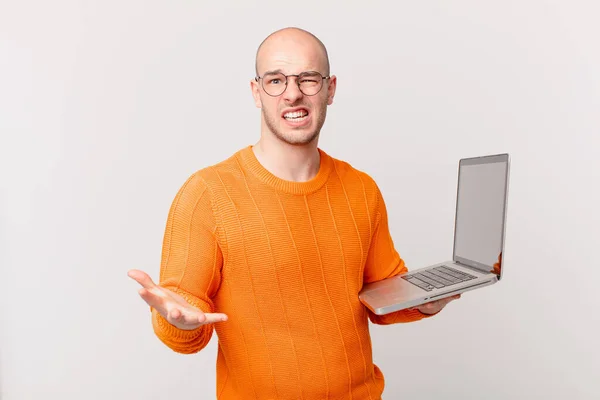 Bilgisayarlı Kel Bir Adam Sinirli Sinirli Sinirlenmiş Bir Şekilde Bağırıyor — Stok fotoğraf