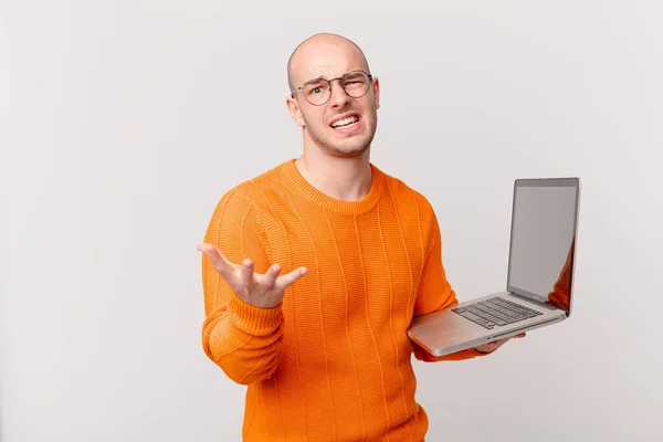 Hombre Calvo Con Computadora Buscando Desesperado Frustrado Estresado Infeliz Molesto —  Fotos de Stock