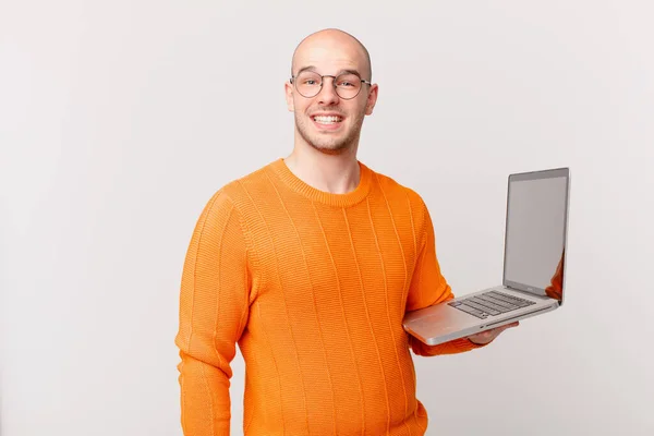 Łysy Człowiek Komputerem Wygląda Szczęśliwy Mile Zaskoczony Podekscytowany Fascynującym Zszokowanym — Zdjęcie stockowe
