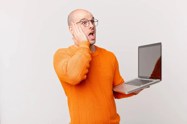 Łysy Człowiek Komputerem Uczucie Szczęśliwy Podekscytowany Zaskoczony Patrząc Bok Obu — Zdjęcie stockowe