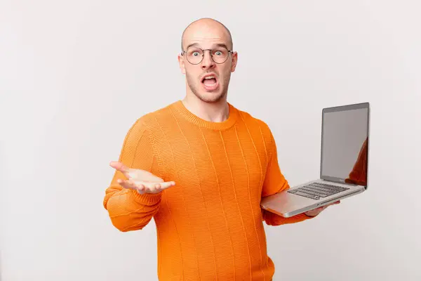 Homem Careca Com Computador Sentindo Extremamente Chocado Surpreso Ansioso Pânico — Fotografia de Stock