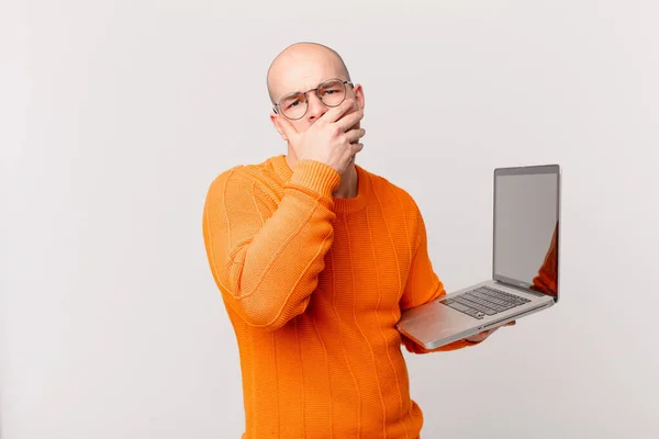 Łysy Człowiek Komputerem Zakrywającym Usta Dłońmi Zszokowanym Zaskoczonym Wyrazem Twarzy — Zdjęcie stockowe