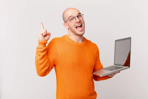 Homem Careca Com Computador Sentindo Como Gênio Feliz Animado Depois — Fotografia de Stock