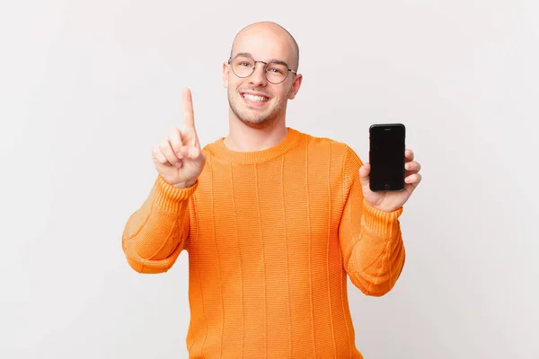 Skallig Man Med Smartphone Leende Och Ser Vänlig Visar Nummer — Stockfoto