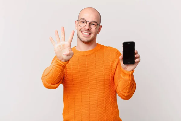 Skallig Man Med Smartphone Leende Och Ser Vänlig Visar Nummer — Stockfoto