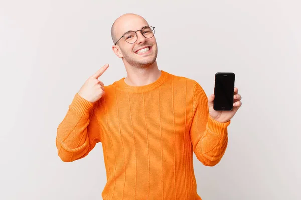 Hombre Calvo Con Teléfono Inteligente Sonriendo Con Confianza Apuntando Propia — Foto de Stock