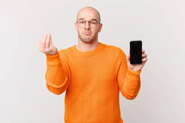 Skallig Man Med Smartphone Gör Capice Eller Pengar Gest Berätta — Stockfoto
