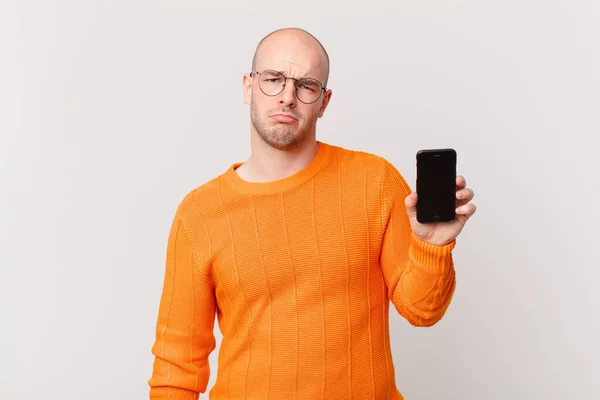 Homem Careca Com Smartphone Sentindo Triste Chorão Com Olhar Infeliz — Fotografia de Stock