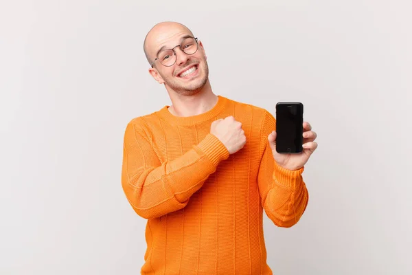 Skallig Man Med Smartphone Känsla Glad Positiv Och Framgångsrik Motiverad — Stockfoto