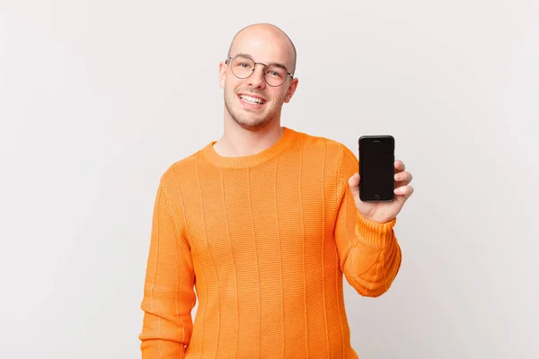 Skallig Man Med Smartphone Ser Glad Och Positivt Överraskad Upphetsad — Stockfoto