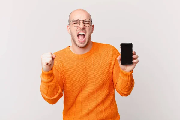 Skallig Man Med Smartphone Skriker Aggressivt Med Ett Argt Uttryck — Stockfoto
