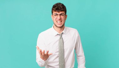 Genç işadamı sinirli, sinirli ve hayal kırıklığına uğramış görünüyor. Senin neyin var? 