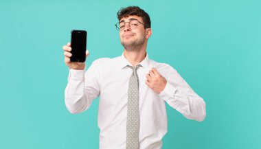 Akıllı bir telefonla yapılan iş kibirli, başarılı, olumlu ve gururlu görünüyor.