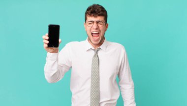 Akıllı bir telefonla iş yapmak agresif bir şekilde bağırmak, çok kızgın, hayal kırıklığına uğramış, öfkeli ya da sinirli görünmek, bağırmak yok.