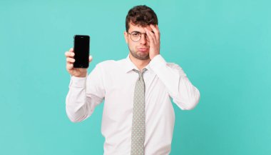 Akıllı telefonlu bir iş. Sıkılmış, hayal kırıklığına uğramış ve uykulu. Yorucu, sıkıcı ve can sıkıcı bir iş.