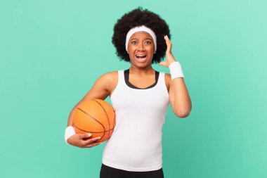 Afro kadın elleri havada bağırıyor, öfkeli, sinirli, stresli ve üzgün hissediyor. Basketbol konsepti