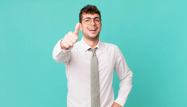 若いビジネスマンは誇り高く気楽で自信があり幸せそうで親指を上げて積極的に笑顔で — ストック写真