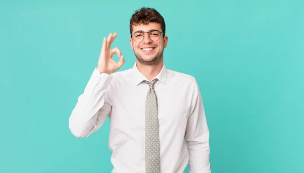 Joven Hombre Negocios Sintiéndose Feliz Relajado Satisfecho Mostrando Aprobación Con —  Fotos de Stock