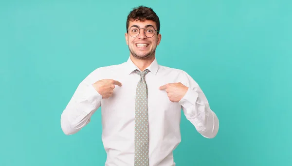 Junger Geschäftsmann Der Sich Glücklich Überrascht Und Stolz Fühlt Und — Stockfoto