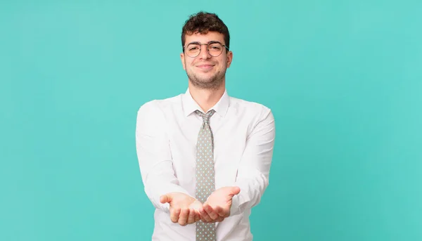 Jonge Zakenman Glimlachend Met Vriendelijke Zelfverzekerde Positieve Blik Het Aanbieden — Stockfoto