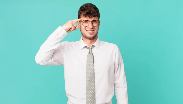 Junger Geschäftsmann Der Sich Verwirrt Und Verwirrt Fühlt Und Zeigt — Stockfoto