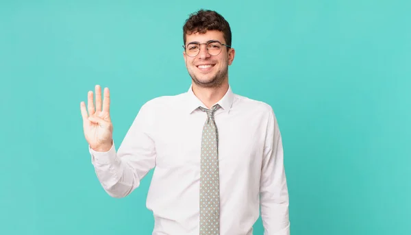 Giovane Uomo Affari Sorridente Amichevole Mostrando Numero Quattro Quarto Con — Foto Stock