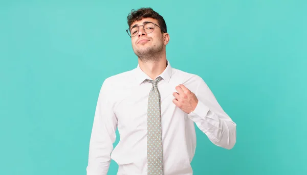 Jovem Empresário Olhando Arrogante Bem Sucedido Positivo Orgulhoso Apontando Para — Fotografia de Stock