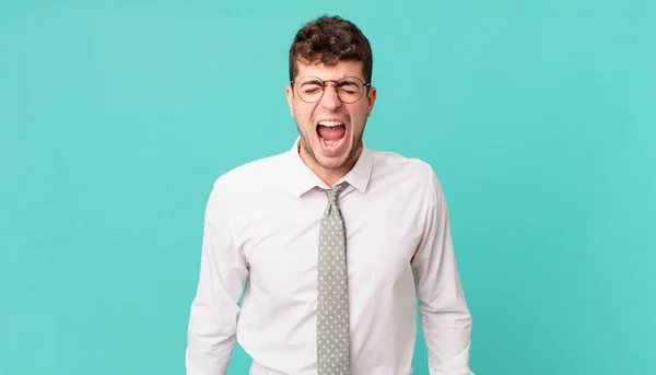 Jovem Empresário Gritando Agressivamente Olhando Muito Com Raiva Frustrado Indignado — Fotografia de Stock