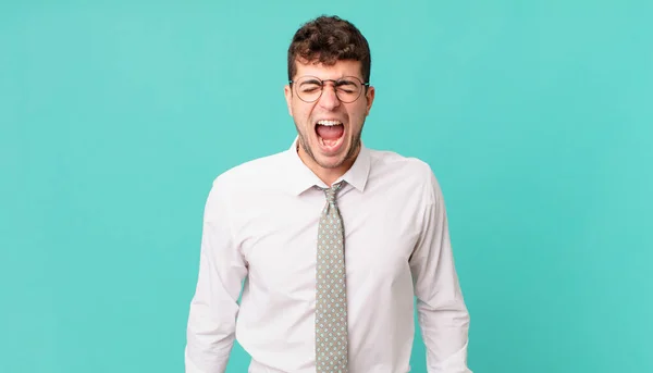 Joven Hombre Negocios Gritando Agresivamente Mirando Muy Enojado Frustrado Indignado — Foto de Stock