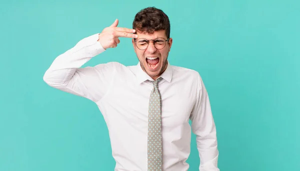 Joven Hombre Negocios Buscando Infeliz Estresado Gesto Suicida Haciendo Signo — Foto de Stock