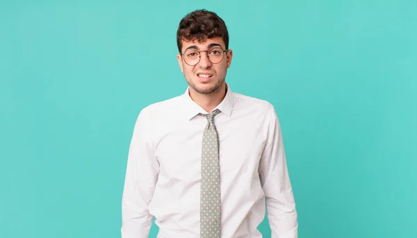 Junger Geschäftsmann Verwirrt Und Verwirrt Mit Einem Stummen Verblüfften Gesichtsausdruck — Stockfoto