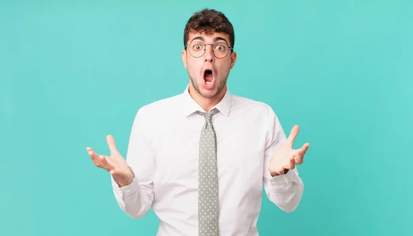 Jovem Empresário Sentindo Extremamente Chocado Surpreso Ansioso Pânico Com Olhar — Fotografia de Stock