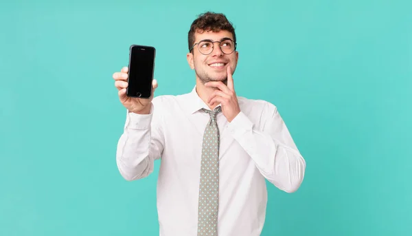 Negocio Con Smartphone Sonriendo Feliz Soñando Despierto Dudando Mirando Lado —  Fotos de Stock