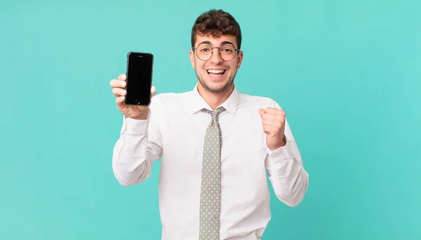 Akıllı Telefonlu Bir Şoke Edici Heyecanlı Mutlu Gülüyor Başarıyı Kutluyor — Stok fotoğraf