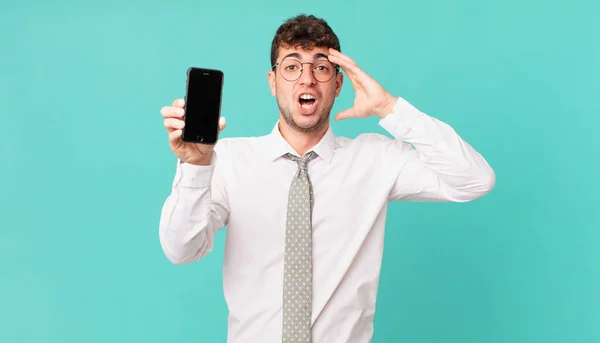 Negócio Com Smartphone Olhando Feliz Surpreso Surpreso Sorrindo Percebendo Incrível — Fotografia de Stock