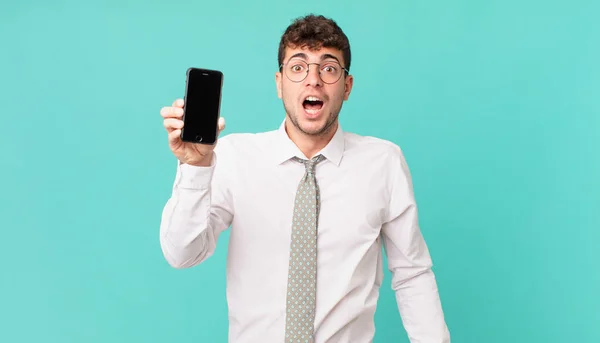 Negocio Con Teléfono Inteligente Que Parece Muy Sorprendido Sorprendido Mirando —  Fotos de Stock