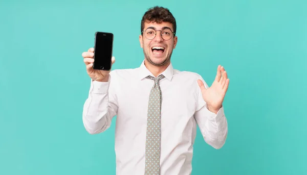 Negocios Con Smartphone Sintiéndose Feliz Emocionado Sorprendido Sorprendido Sonriendo Asombrado — Foto de Stock