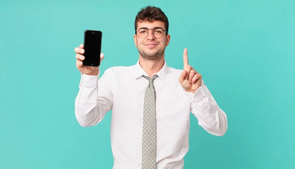Zaken Doen Met Een Smartphone Die Glimlacht Vriendelijk Uitziet Nummer — Stockfoto