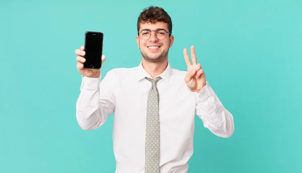スマートフォンの笑顔で親しみやすいビジネスで2番目と2番目の数字を — ストック写真