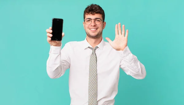 Negocio Con Teléfono Inteligente Sonriendo Buscando Amigable Mostrando Número Cinco —  Fotos de Stock