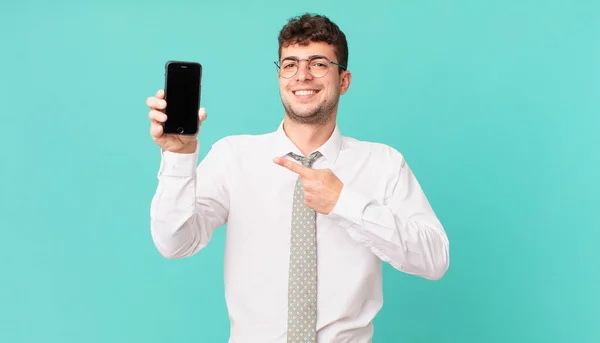 Affaires Avec Smartphone Souriant Joyeusement Sentant Heureux Pointant Vers Côté — Photo